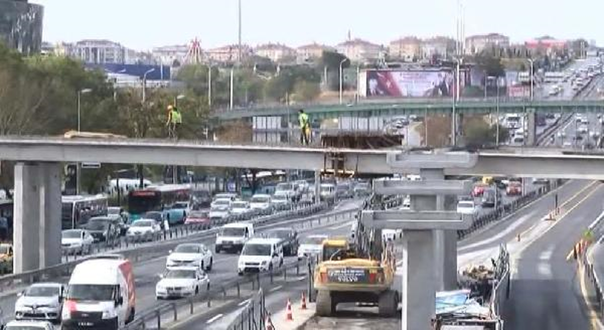Metrobüs Durağı Doldu Taştı, D-100'de Araç Çarptı