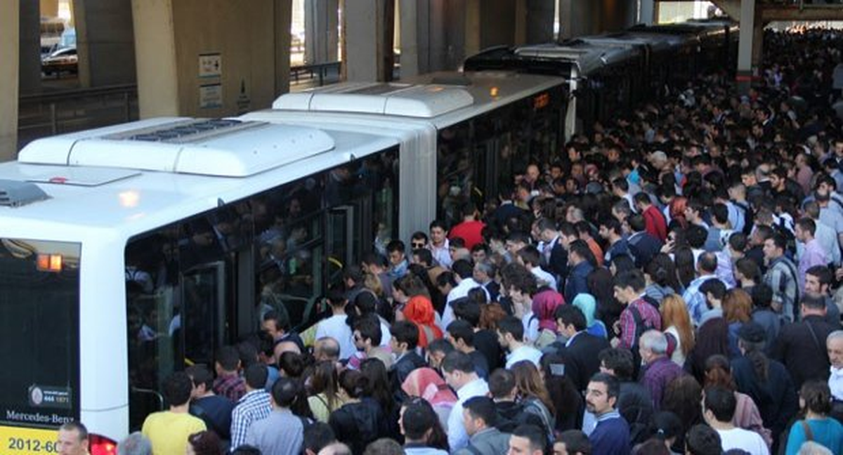 Metrobüs Durağı Doldu Taştı, D-100\'de Araç Çarptı