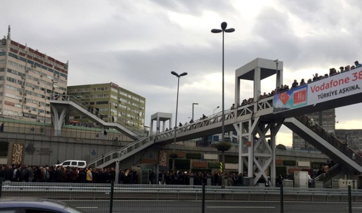 Metrobüs Yoğunluğu Üstgeçite Taştı