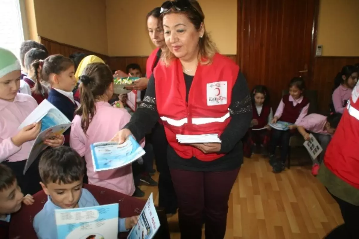 Minik Çocuklar Türk Kızılayı ile Tanıştı