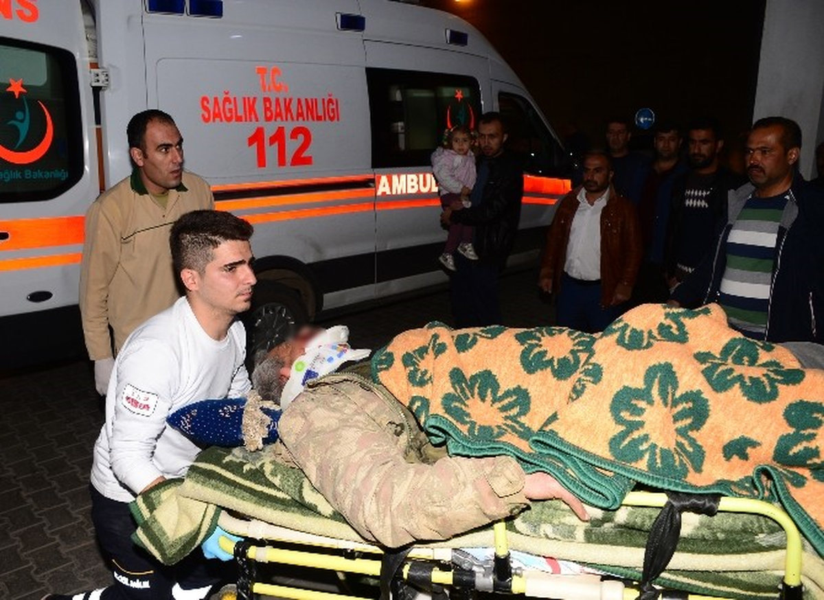 Mutki\'de Minibüs Şarampole Devrildi: 2 Ölü, 13 Yaralı
