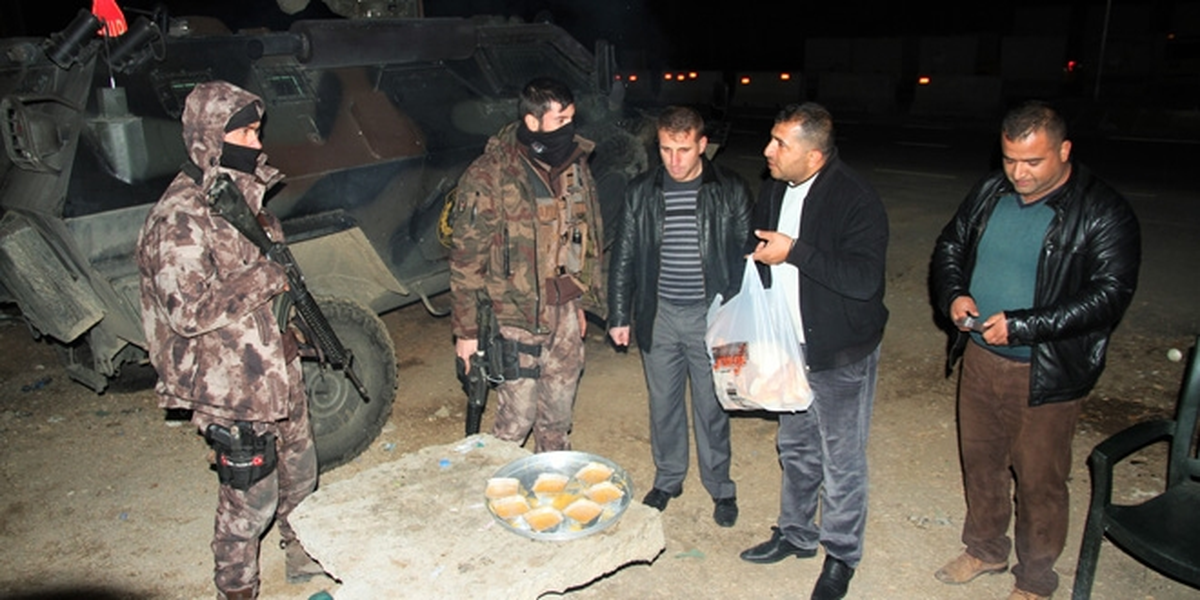 Nöbet Tutan Polislere Sıcak Çorba İkramı
