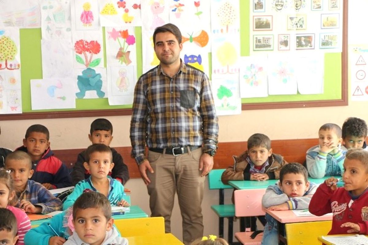 Öğrencilerin İyi Yetişmesi İçin Çaba Harcıyor