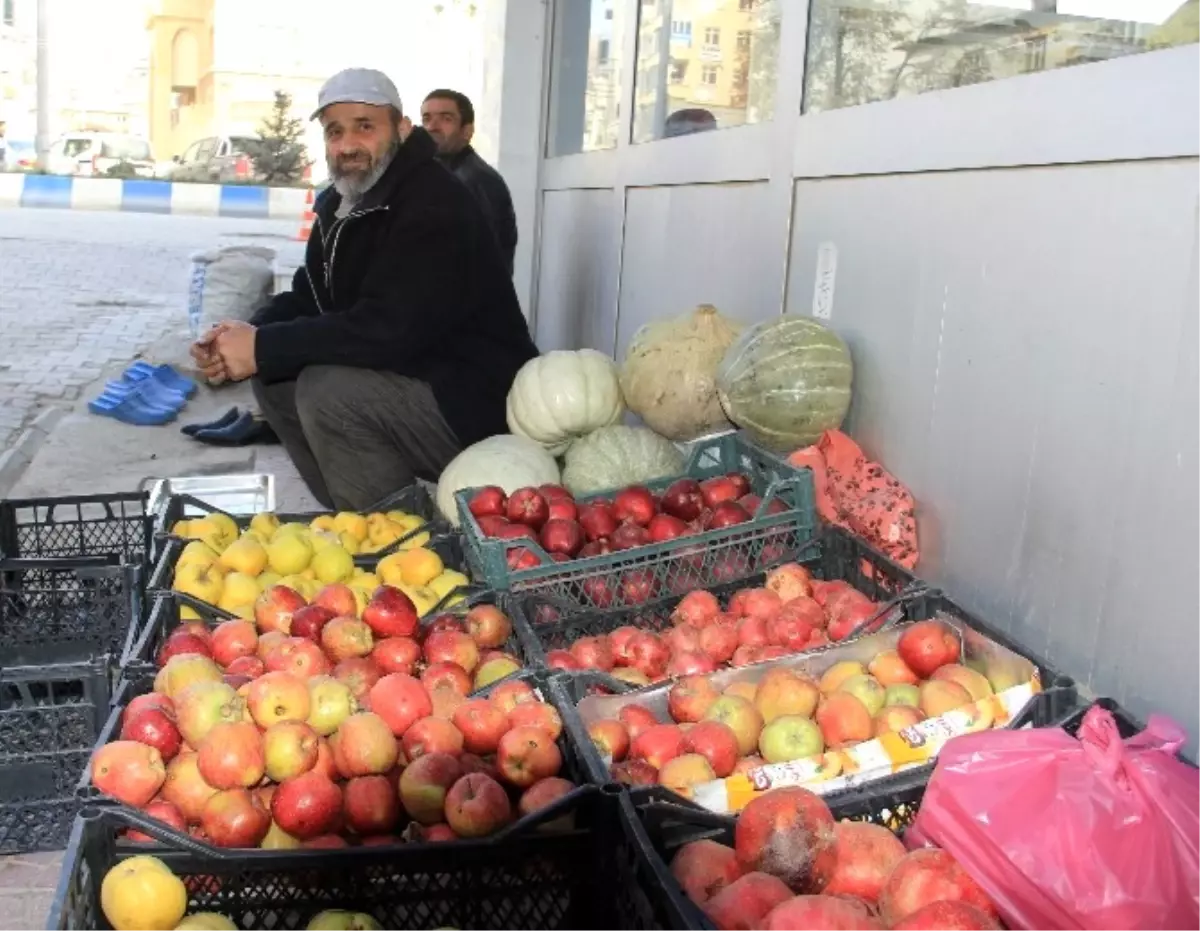 Zabıtalara Kızdı, Sebzelerini Yola Saçtıktan