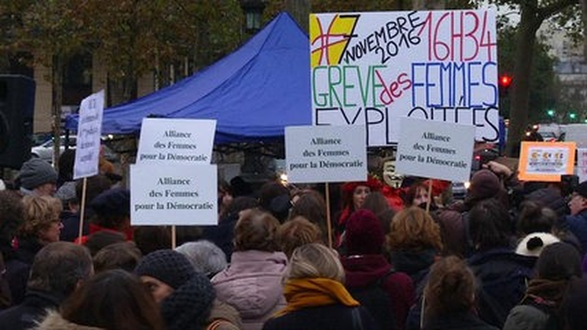Paris\'te Kadınlara Yönelik Ücret Eşitsizliği Protesto Edildi