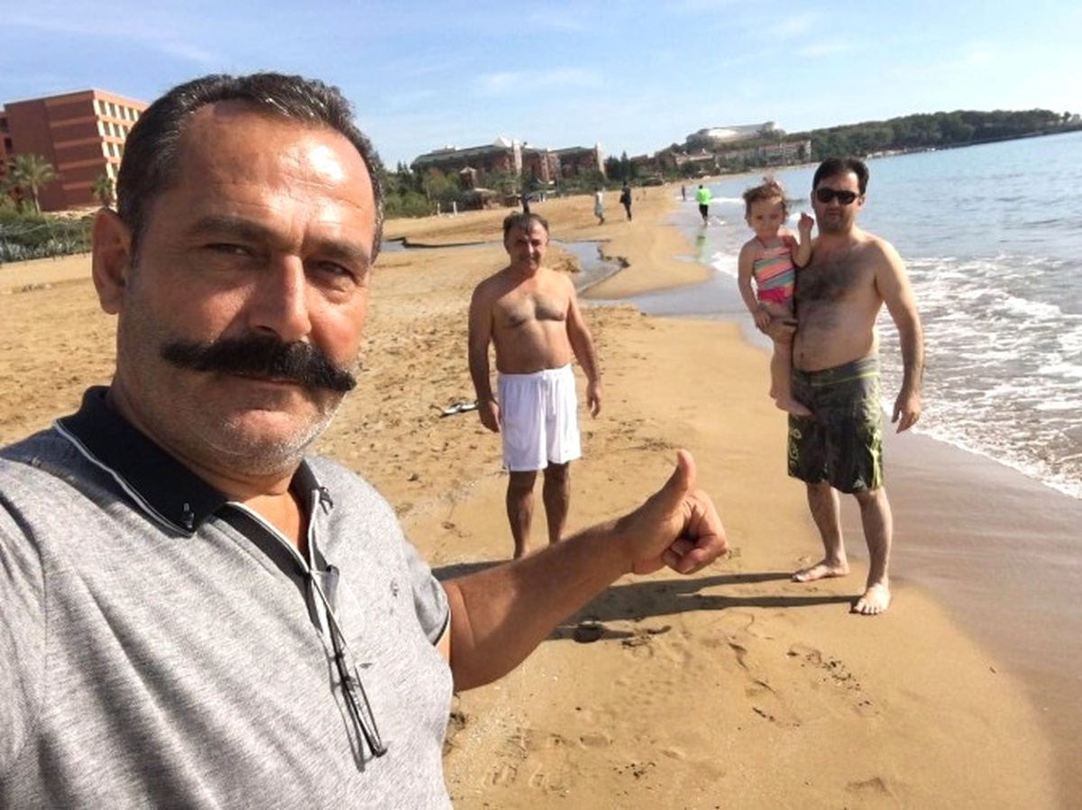 Sezonu Vukuatsız Atlatan İşletmeci, Kimse Boğulmasın Diye Plajda Nöbet Tutuyor