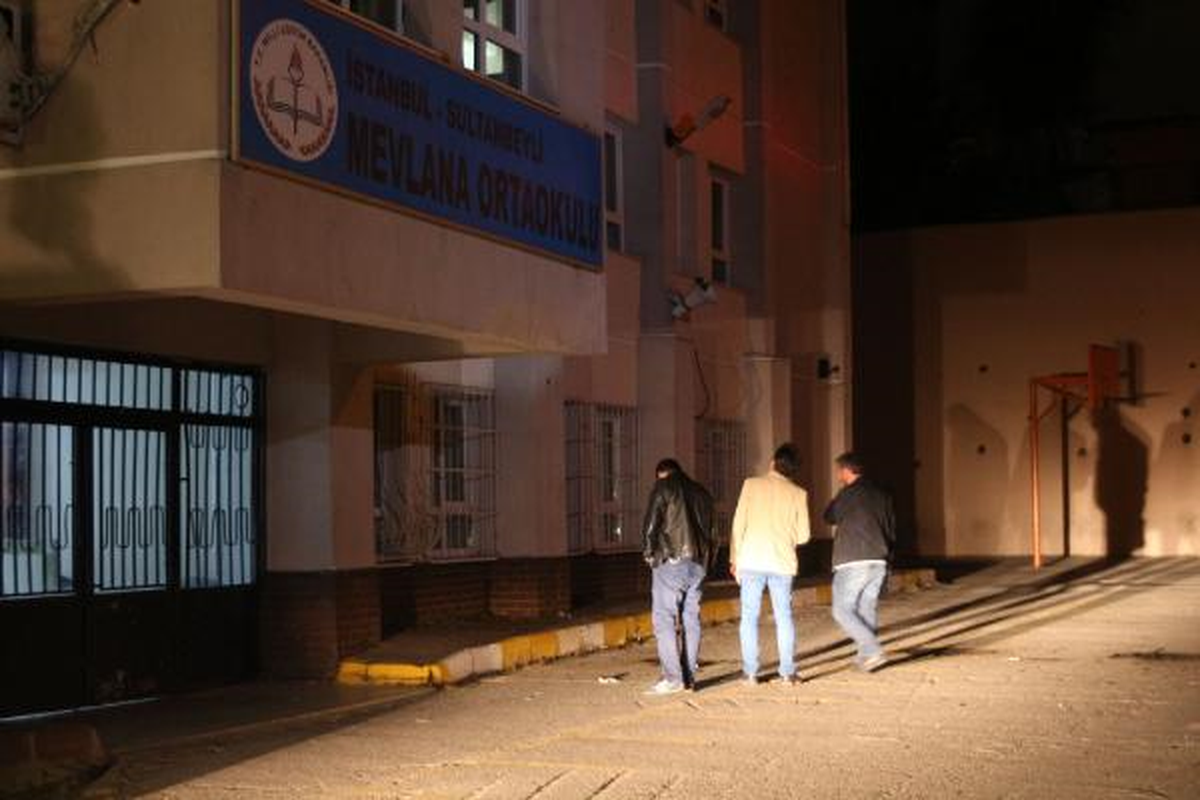 Sultanbeyli\'de Ortaokula Molotoflu Saldırı