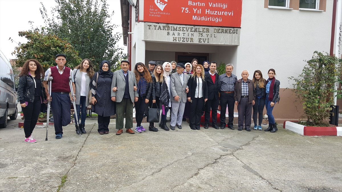 Üniversite Öğrencilerinden Huzurevine Ziyaret