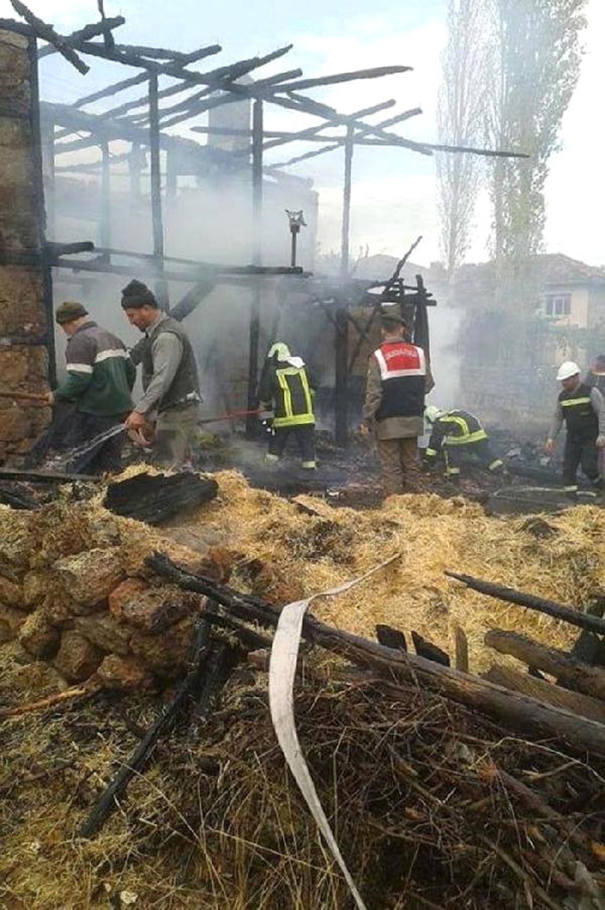 Acıpayam\'da İki Katlı Ev Yandı, 6 Koyun Telef Oldu
