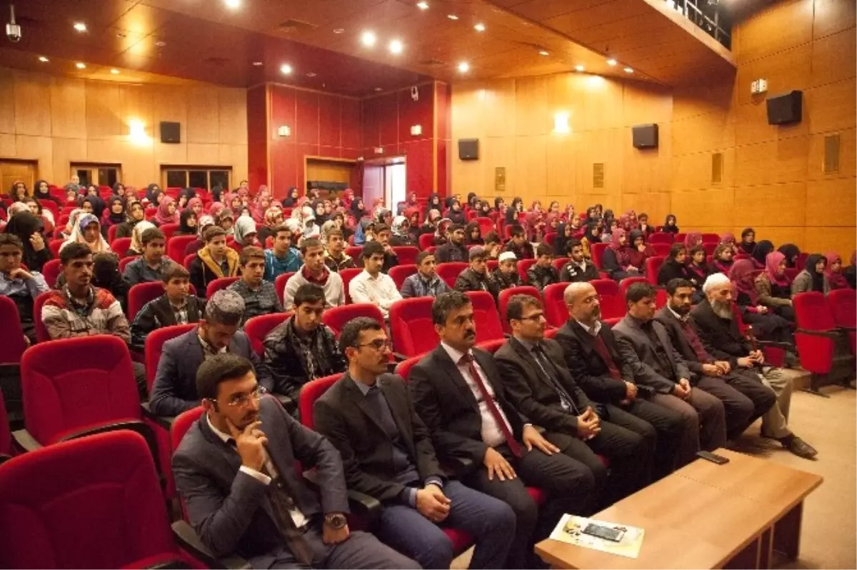 Ahlat\'ta "İmam Hatiplerin Misyonu ve İlahiyatların Geleceği" Konferansı