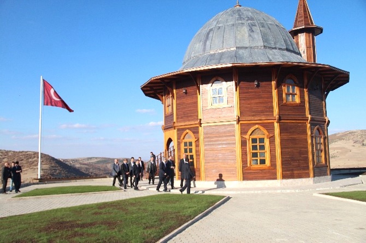 Akdağmadeni Ahşap Cami\'de İlk Namazı Diyanet İşleri Başkanı Görmez Kıldı