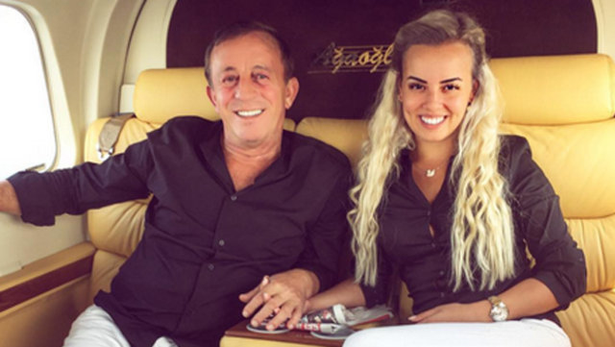 Ali Ağaoğlu'ndan Genç Sevgilisine Pahalı Jest