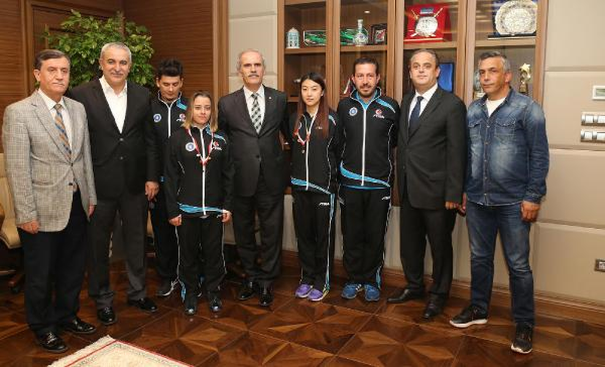 Büyükşehir Belediyesi Masa Tenisçileri Altınla Ödüllendirdi