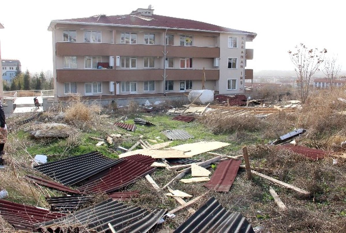 Edirne\'de Şiddetli Lodos Apartman Çatılarını Söktü