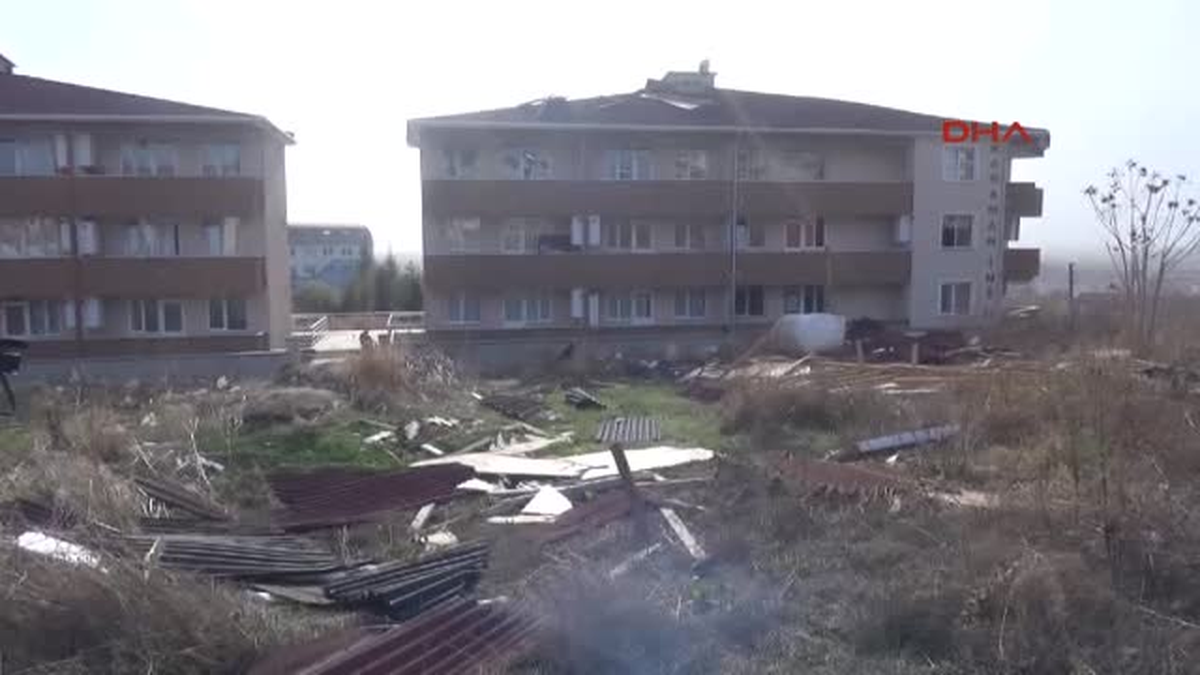 Edirne\'de Şiddetli Rüzgar Çatıları Uçurdu: 5 Yaralı