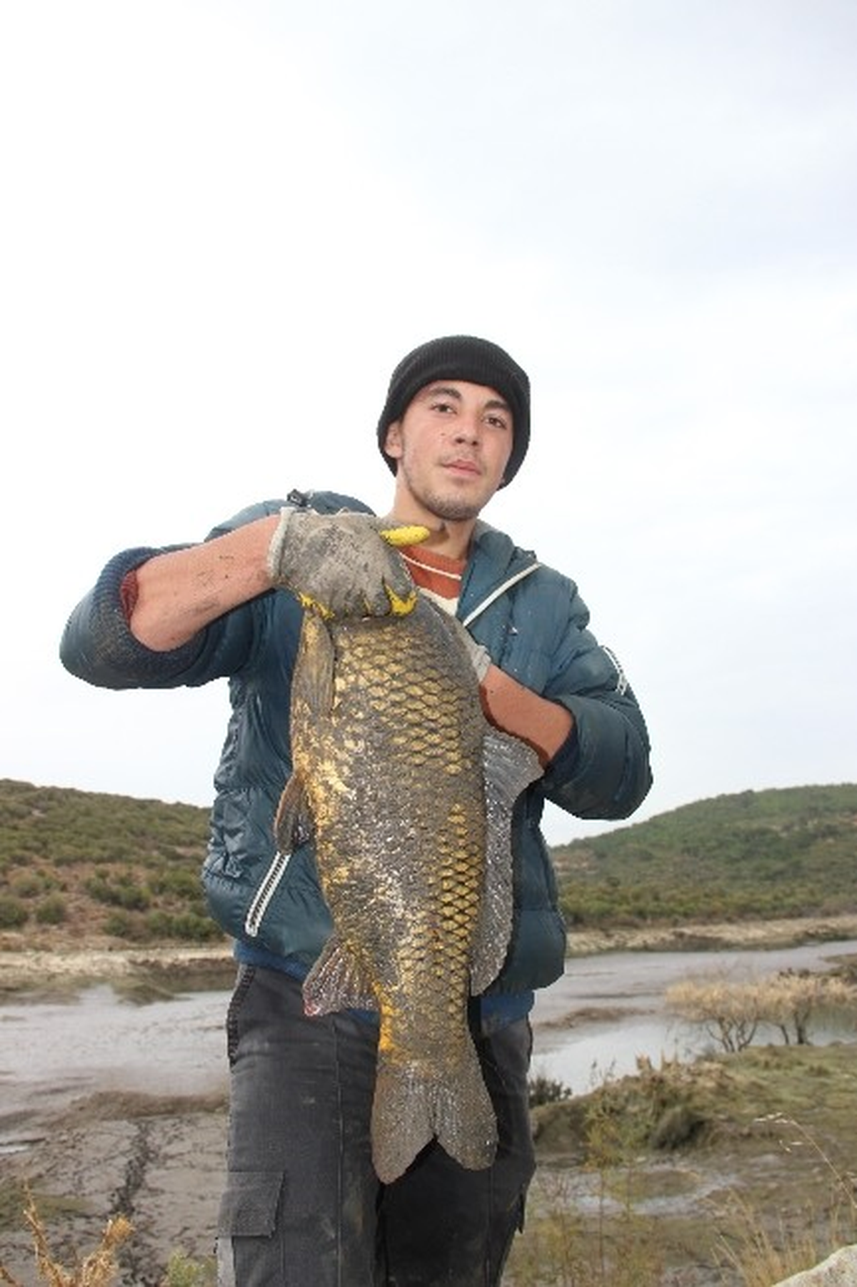 Sular Çekildi, Elleriyle 15 Kiloluk Balık Yakaladı