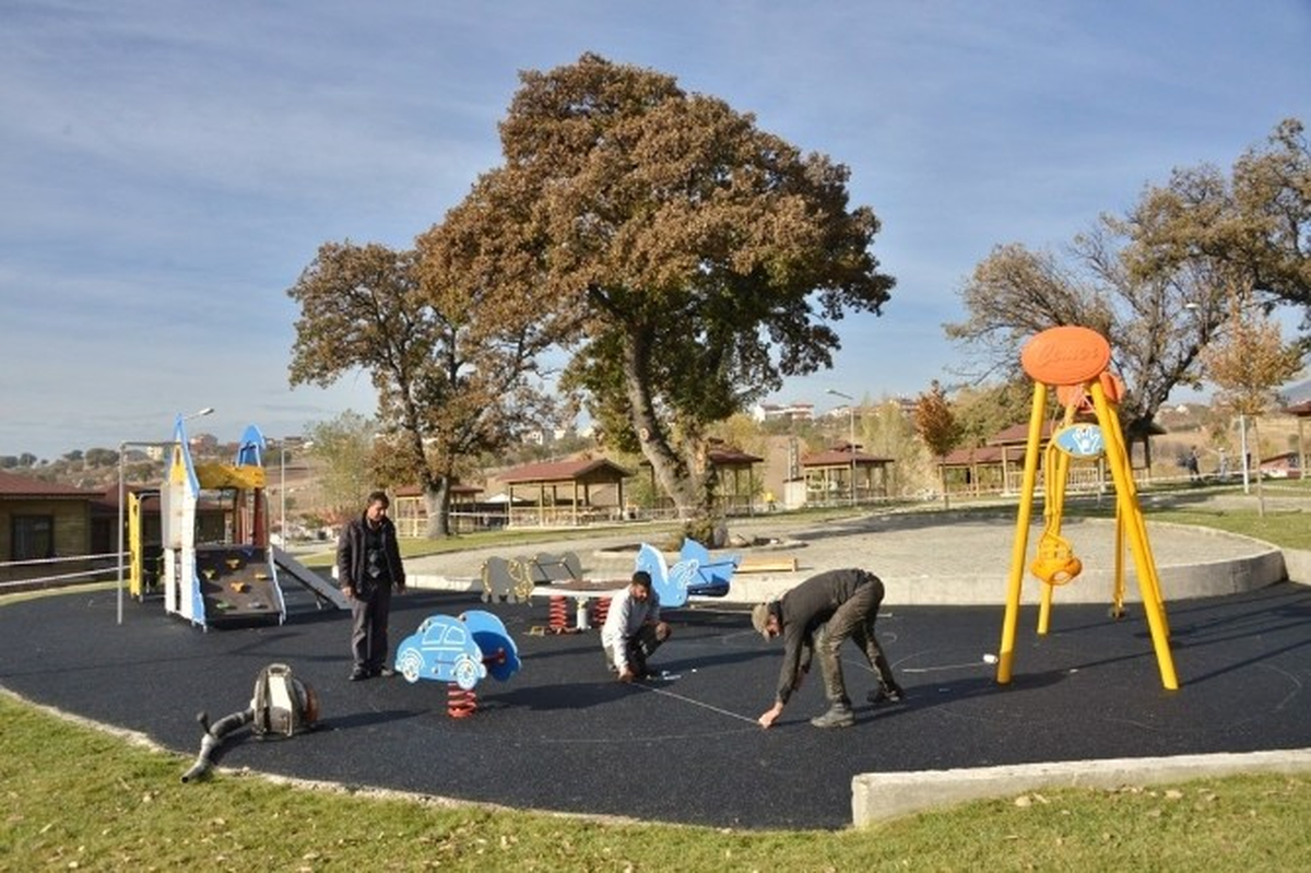 Gediz\'de Çocuklara Oyun Grubu ve Fitness Alanı