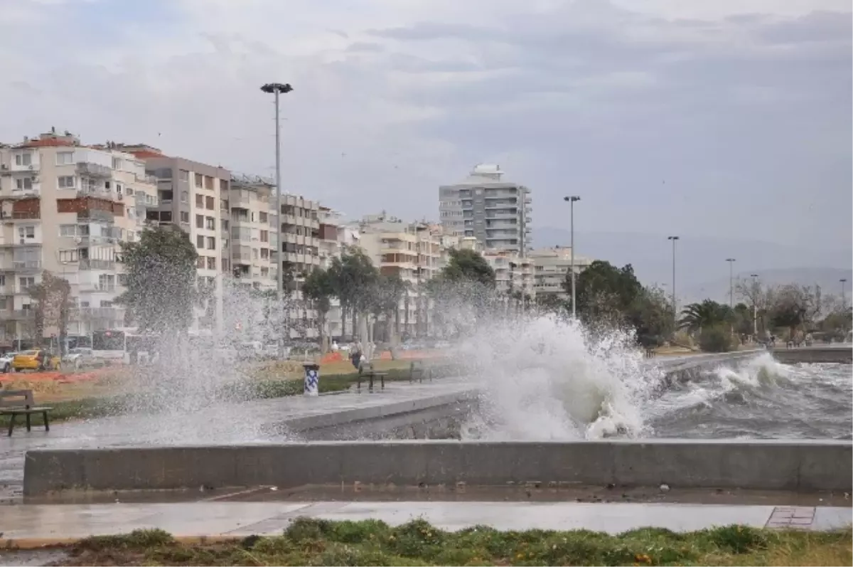 İzmir\'de Lodos Hayatı Felç Etti