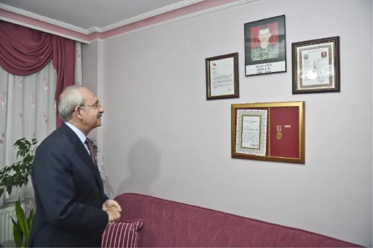 Kılıçdaroğlu Şehit Ailesini Ziyaret Etti