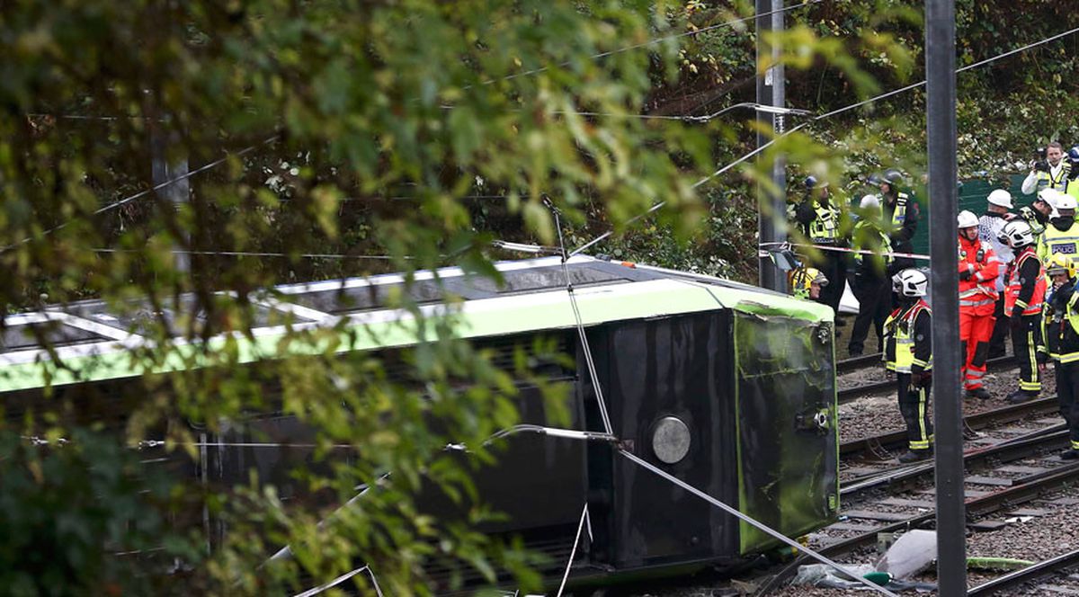 Londra\'da Tramvay Devrildi: 50 Yaralı
