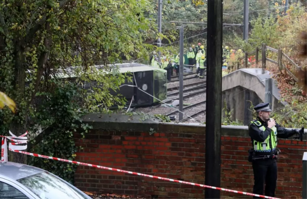 Londra\'da Tramvay Devrildi: 50 Yaralı