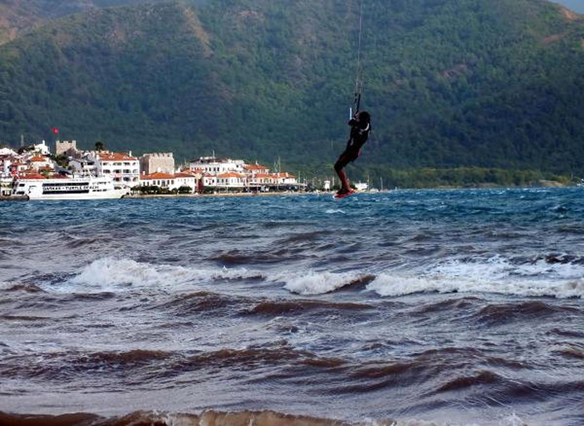 Marmaris\'te Sörfçüler Lodos ile Dans Etti
