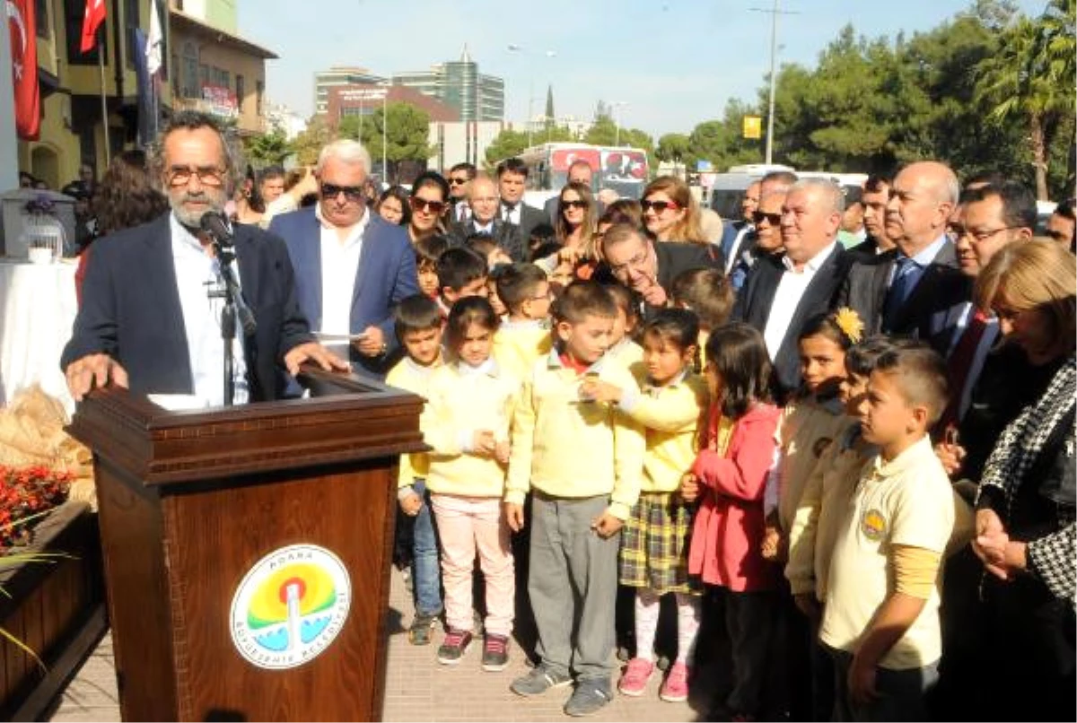 Menderes Samancılar Ödüllerini Adana Sinema Müzesi\'ne Bağışladı