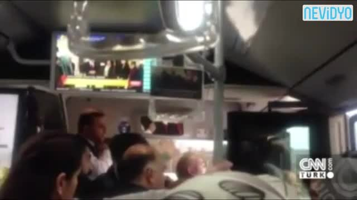 Metrobüs Şoförüne Vurmak İçin Şemsiye İstedi