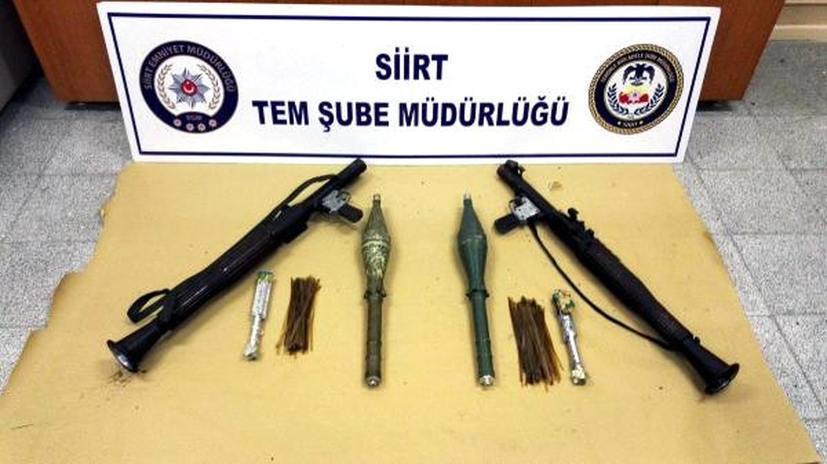 Siirt\'te Dedektör Köpek, PKK\'nın Toprağa Gömülü Silahlarını Buldu