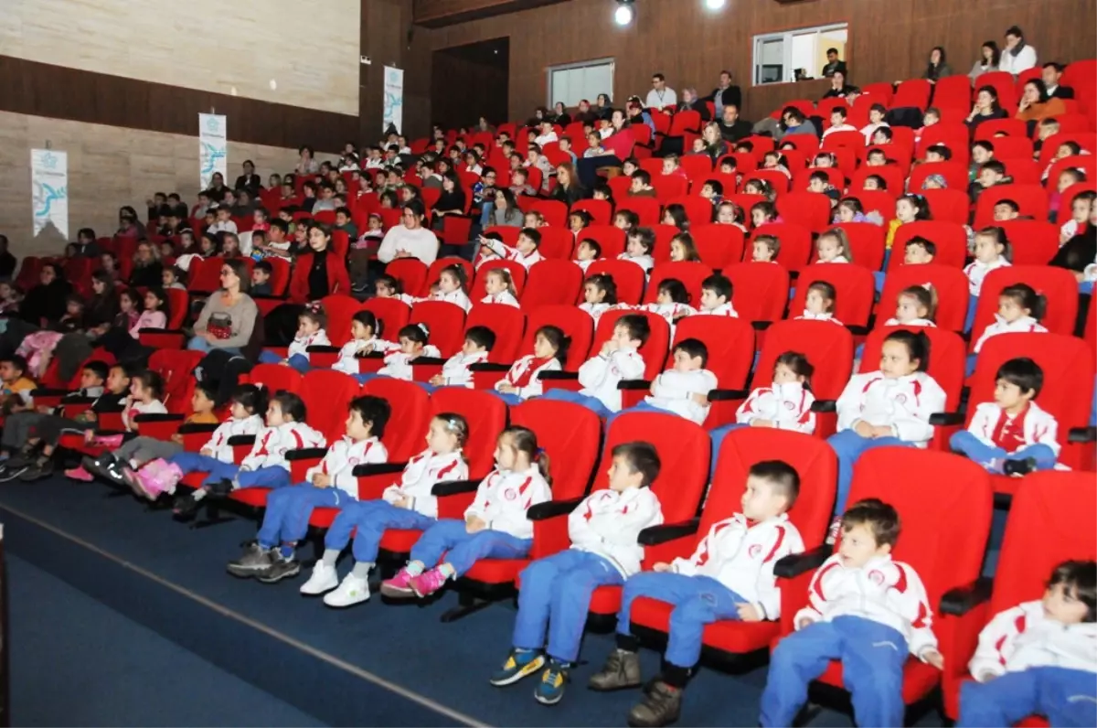 Süleymanpaşa Çocuk Kulübü üyeleri "Alaaddin\'in Lambası" ile güldü