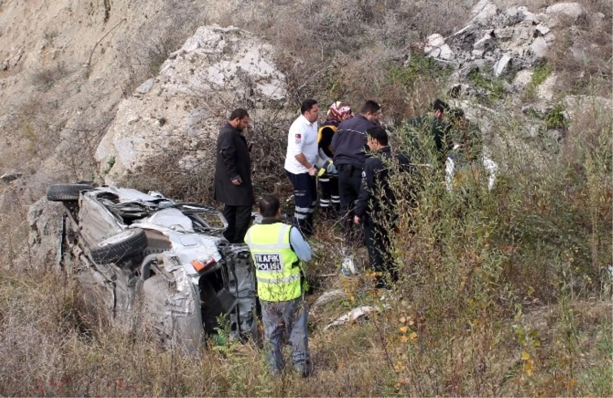 Tosya\'da Otomobil Dereye Uçtu: 1 Yaralı