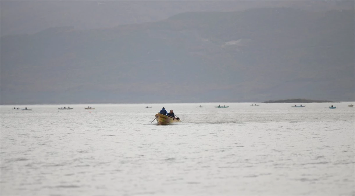 Uluabat Gölü\'nde Kaybolan Balıkçı Aranıyor