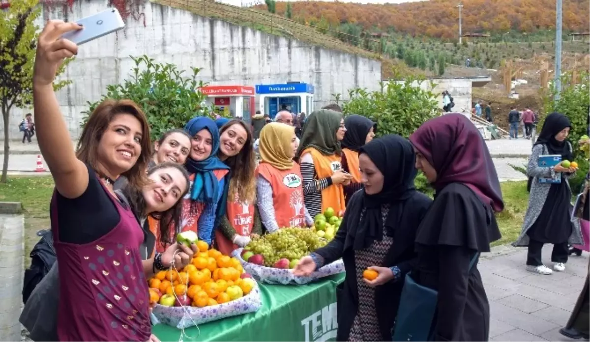 Üniversitesi Öğrencilerine Meyve İkram Ettiler