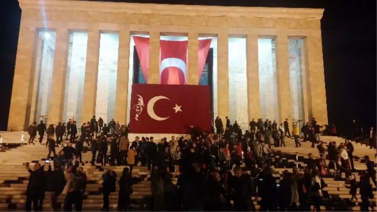 Anıtkabir\'de 10 Kasım Ziyaretleri Gün Boyu Sürdü