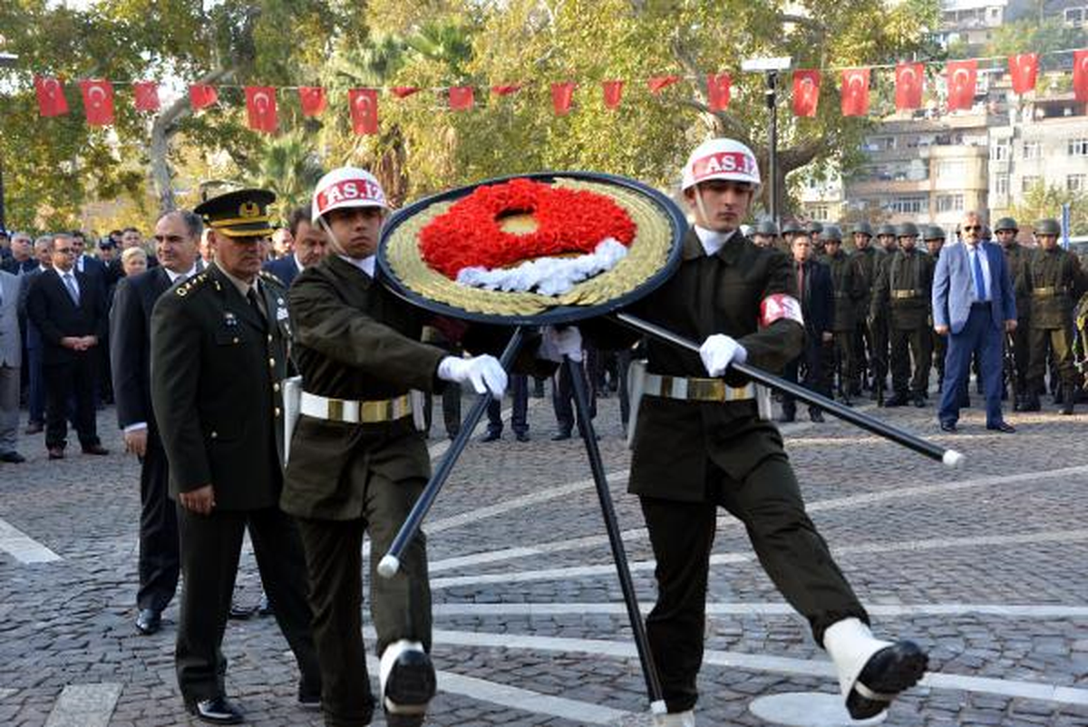 Atatürk, Kahramanmaraş\'ta Saygıyla Anıldı