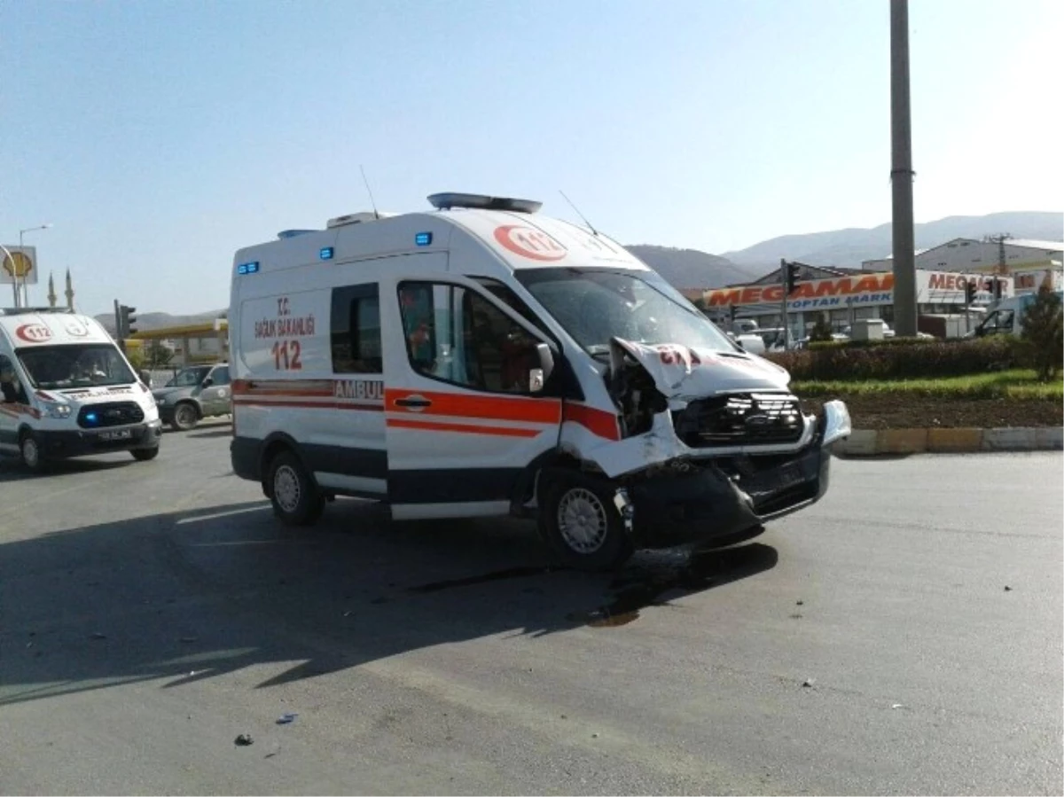 Bebeği Ambulans Uçağa Götüren 112 Ekibi Kaza Yaptı: 6 Yaralı