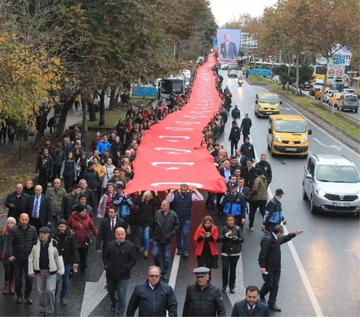 Beşiktaş\'ta Bin 11 Metrelik Dev Türk Bayrağıyla Binler Dolmabahçe\'ye Yürüdü