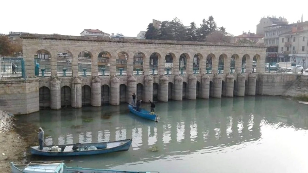 Beyşehir Belediyesi\'nden Göl Sahilinde Temizlik Çalışmaları