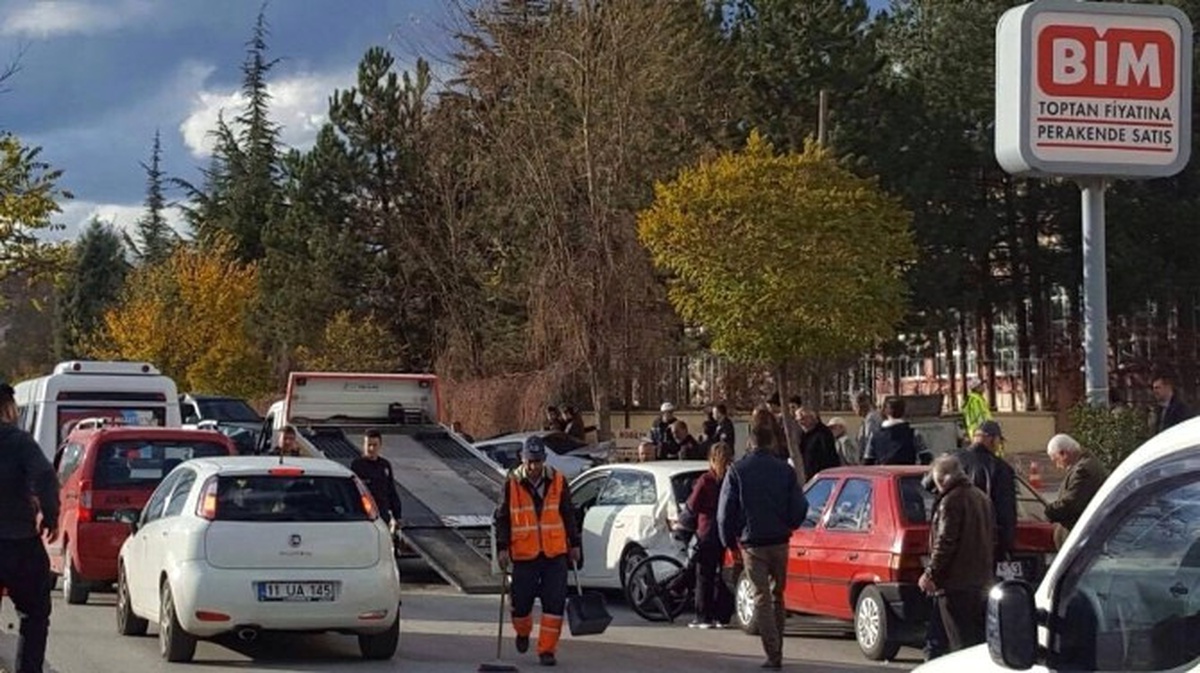 Bozüyük\'te Zincirleme Trafik Kazası: 1 Yaralı