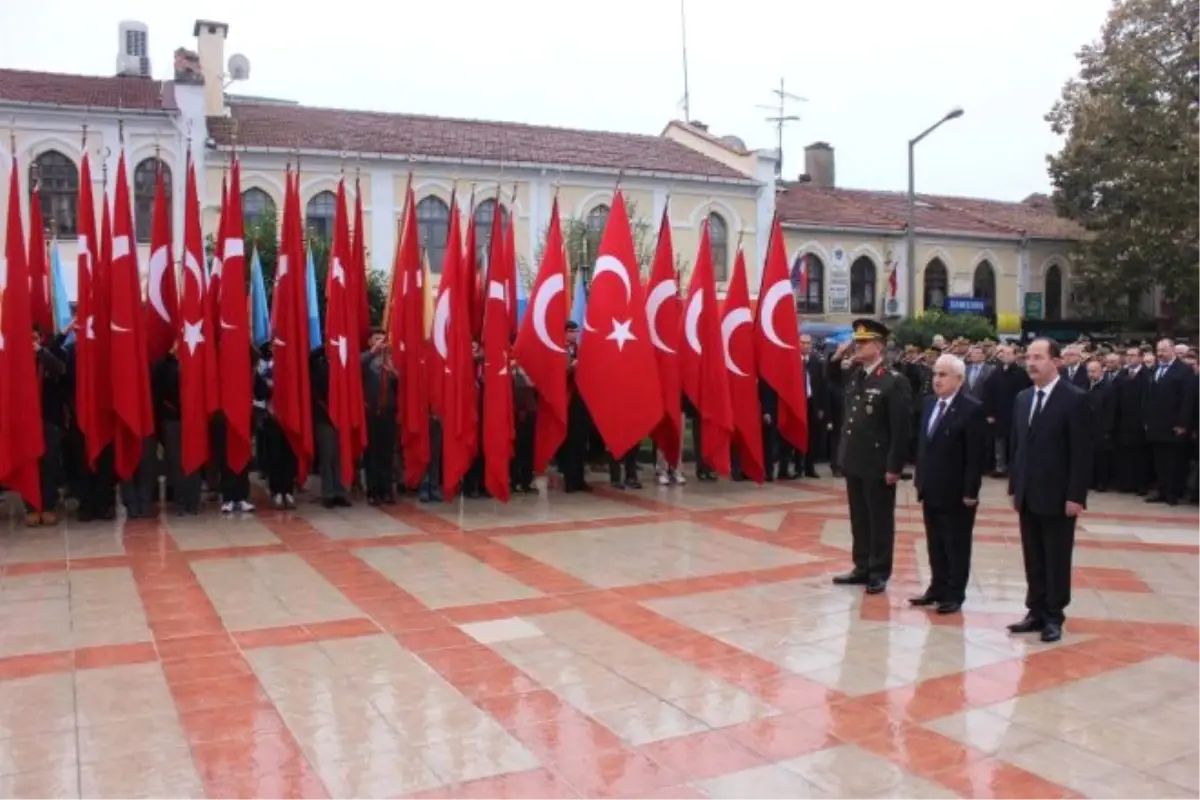 Büyük Önder Atatürk\'ü Anıyoruz