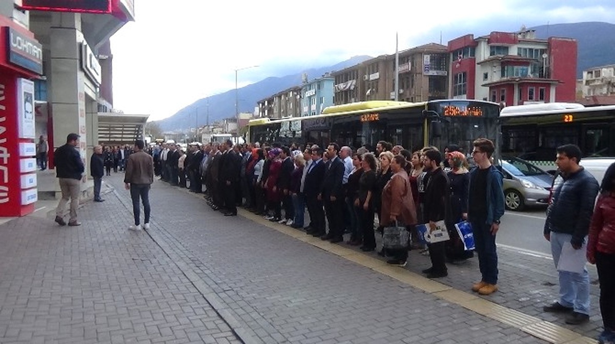 Caddenin Ortasında Durup Atatürk\'ü Böyle Andılar