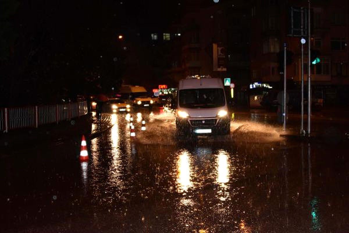 Çanakkale\'de Sağanak Yaşamı Olumsuz Etkiledi