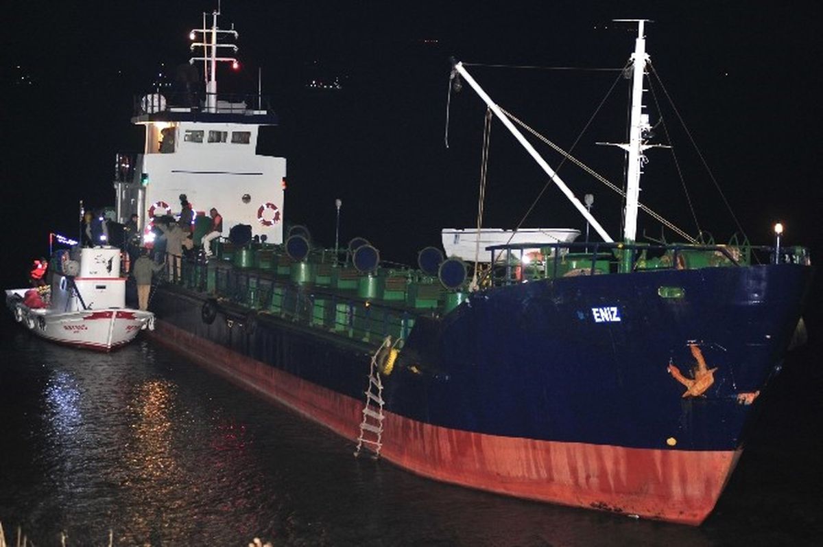 Çanakkale\'de Yük Gemisinde Nefes Kesen Mülteci Operasyonu