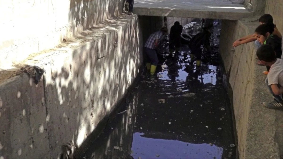 Cizre\'de Yağmurlama Kanalları Temizleniyor