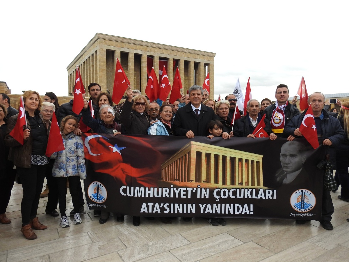 Dikilili Cumhuriyetin Çocukları Ata\'sının Huzurunda