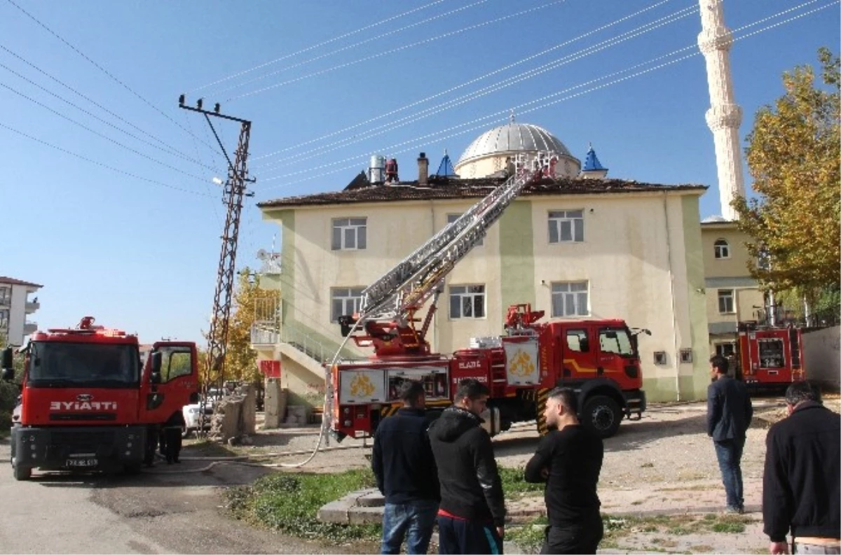 Elazığ\'da Çatı Yangını