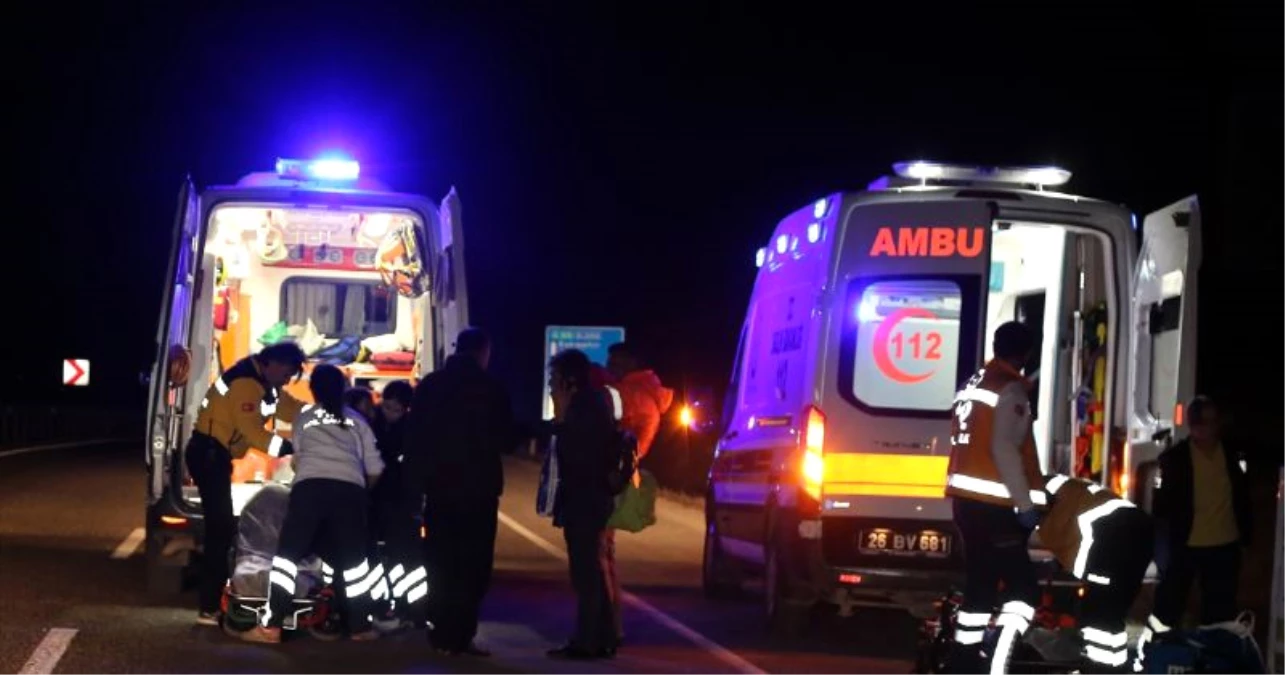 Eskişehir\'de Yolcu Otobüsü Tıra Çarptı: 1 Ölü, 29 Yaralı