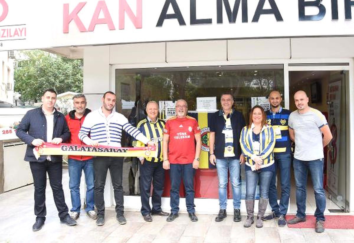 Fenerbahçe İzmir Şubesi\'nin Düzenlediği Kan Bağışı Kampanyasına Galatasaraylılar da Destek Oldu
