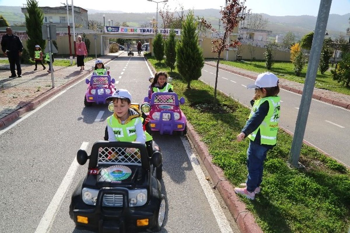 İlkadım\'da Minik Şoförler Trafikte