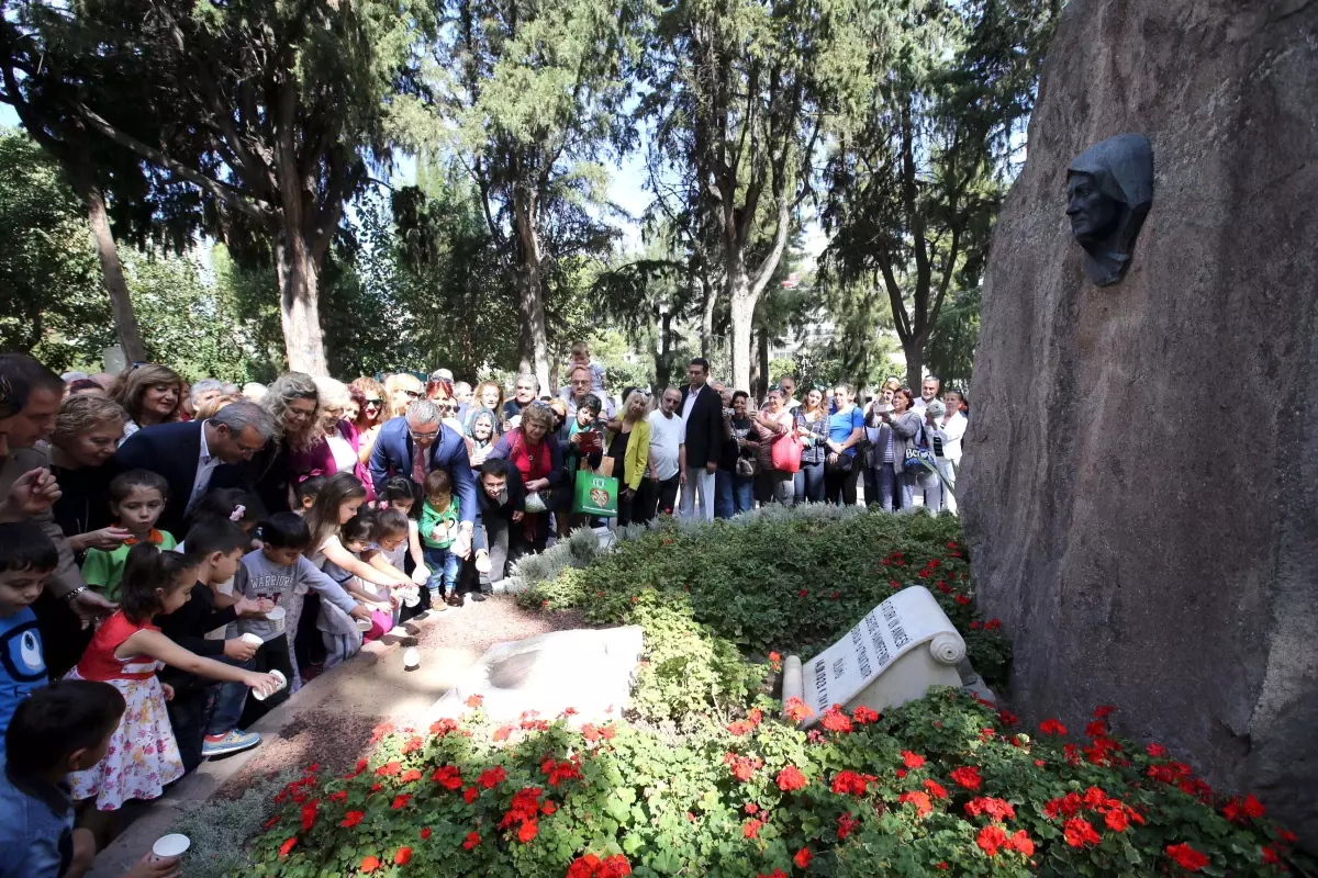 Izmir CHP\'den Zübeyde Hanım Anıt Mezarı\'na Ziyaret